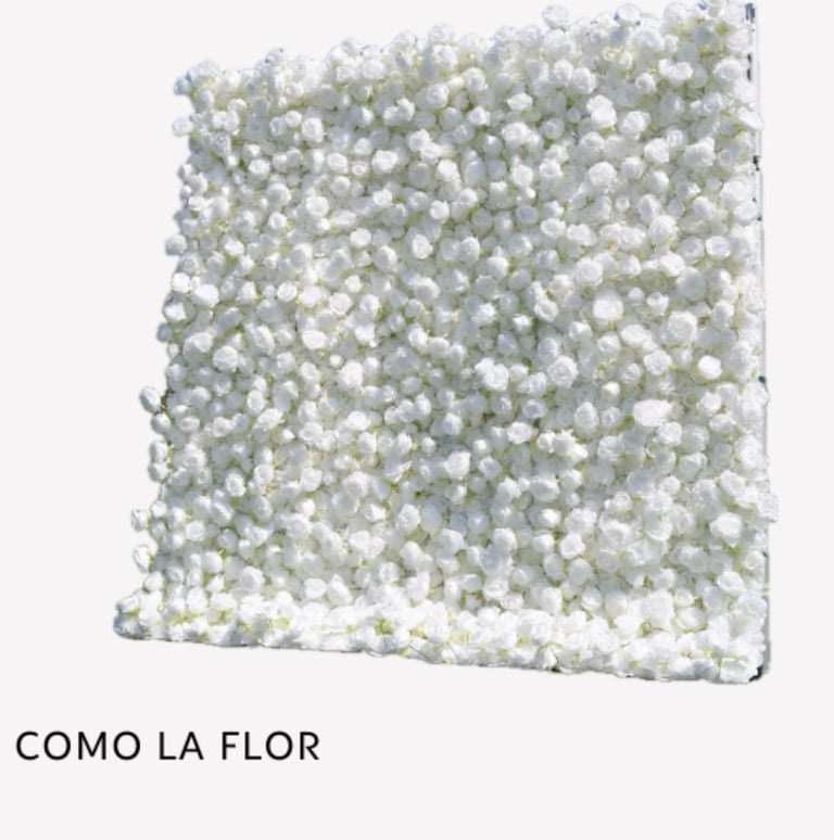 Dense white flower panel display labeled Como La Flor, featuring hundreds of small blooms arranged closely together